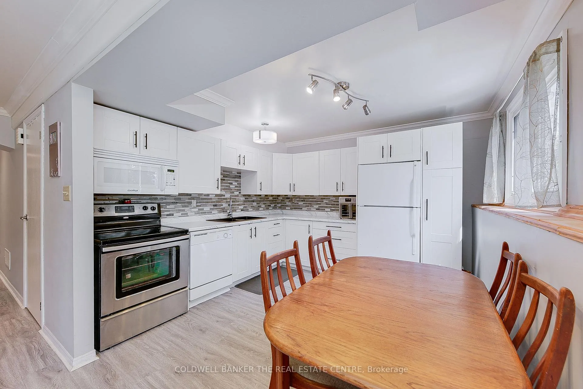 Photo 5 of 64 Mcconkey Place, Barrie, Allandale Heights — HOMEH