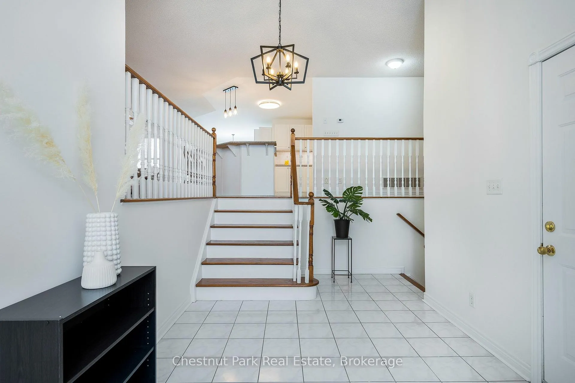 Photo 2 of 16 Green Pine Crescent, Wasaga Beach — HOMEH