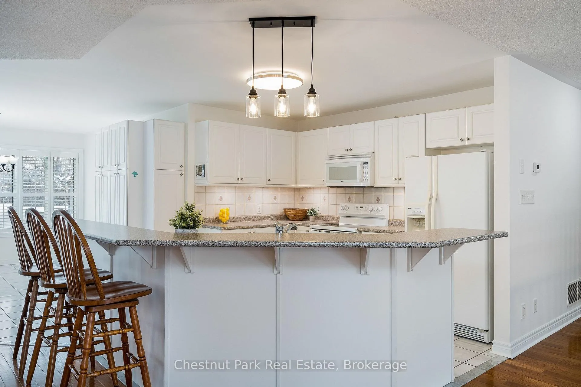 Photo 5 of 16 Green Pine Crescent, Wasaga Beach — HOMEH