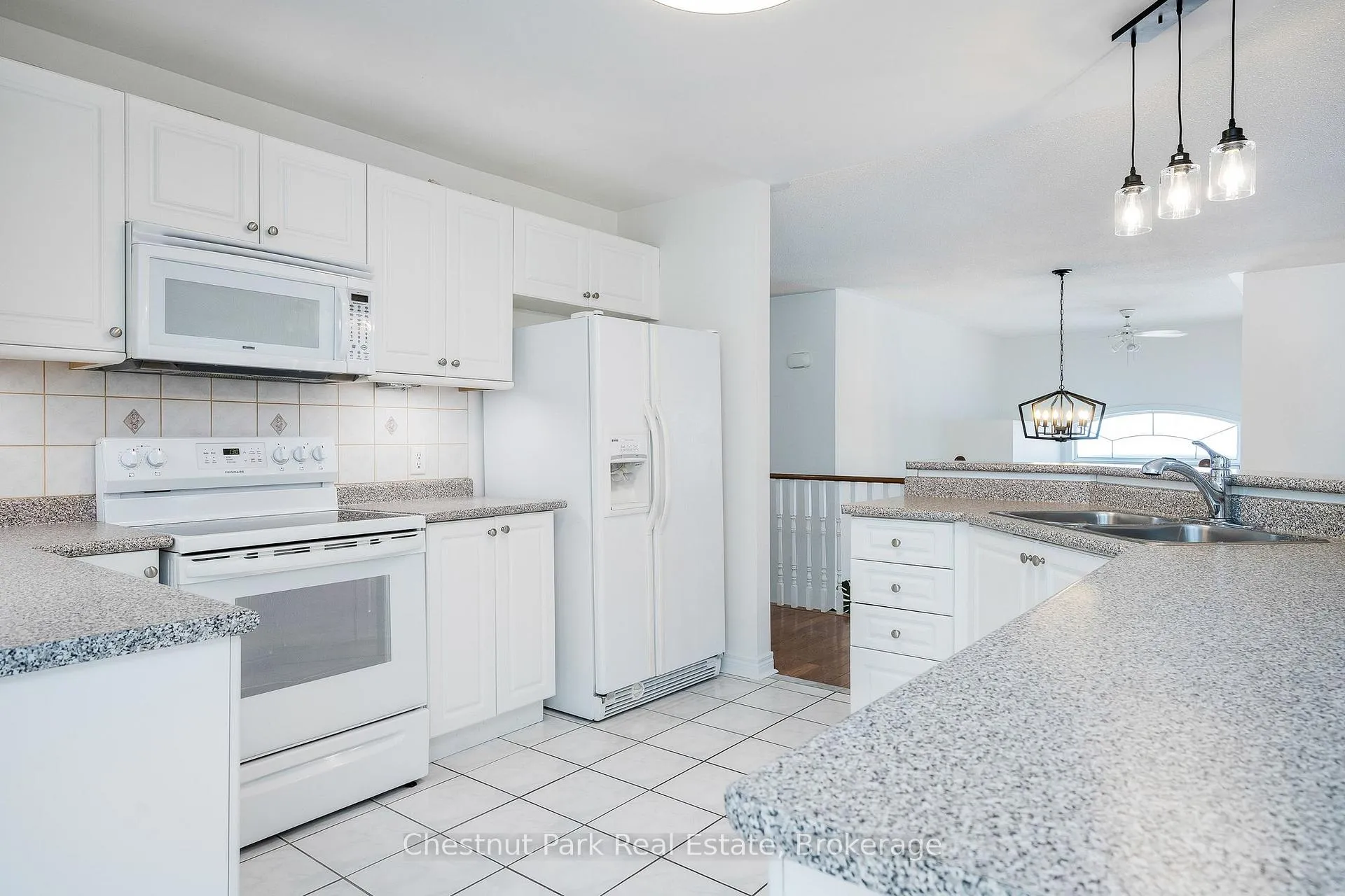 Photo 7 of 16 Green Pine Crescent, Wasaga Beach — HOMEH