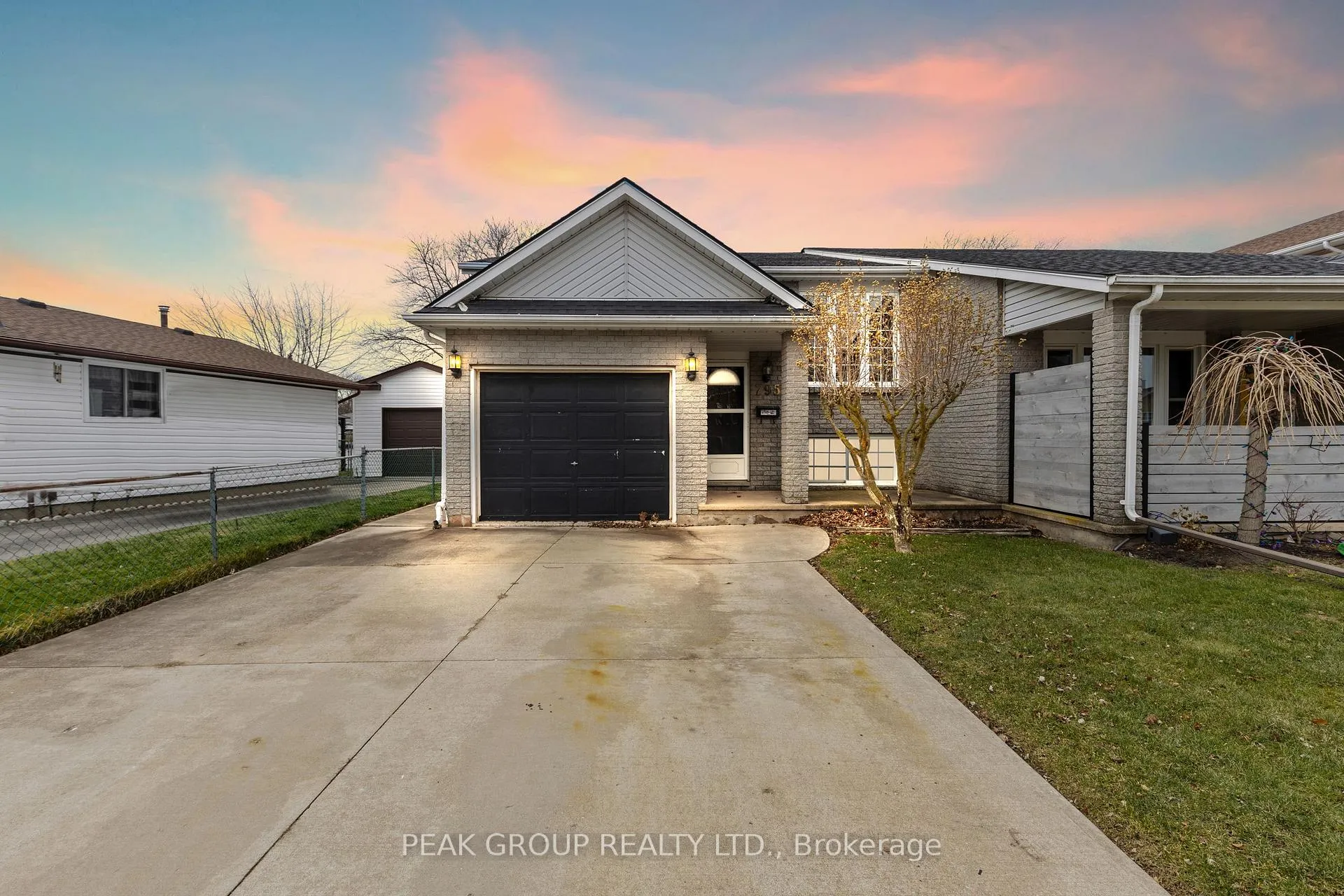 Photo 1 of 7953 Paddock Trail, Niagara Falls, Ascot — HOMEH