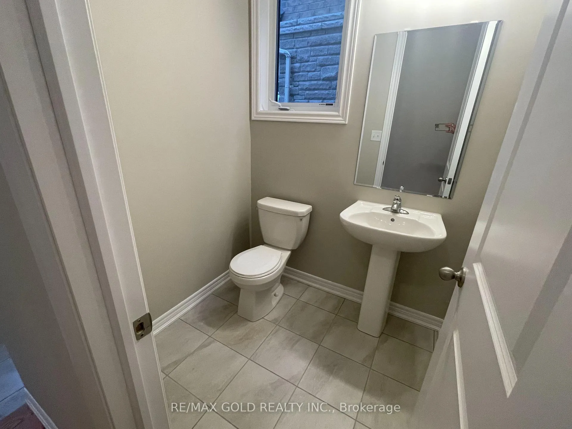 Photo 4 of Unit Upper Lvl, 7 Junior Road, Brampton, Northwest Brampton — HOMEH