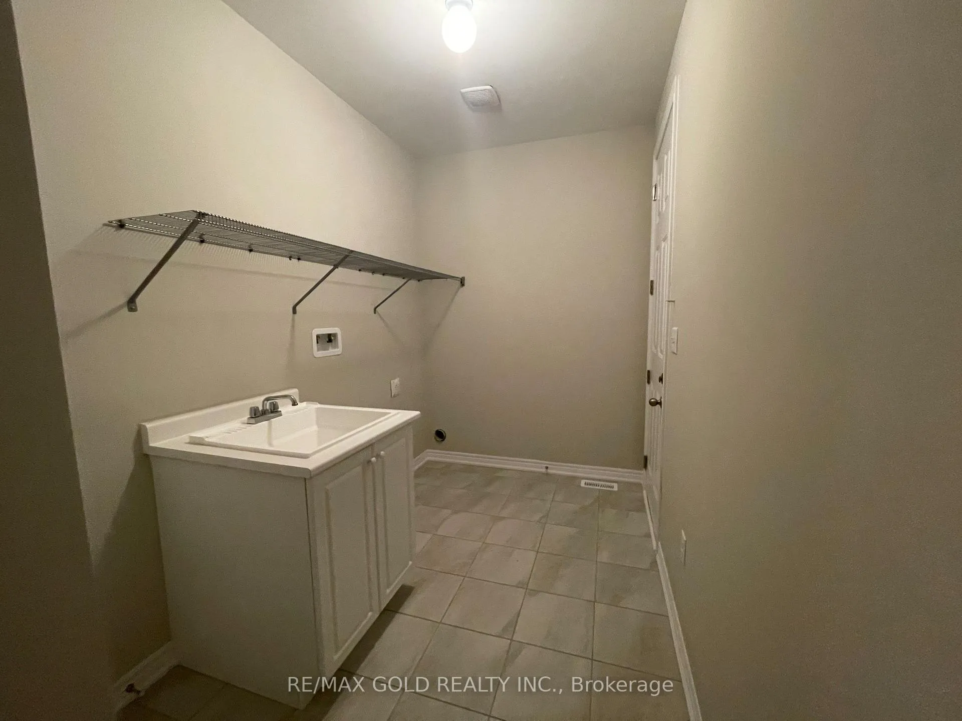Photo 5 of Unit Upper Lvl, 7 Junior Road, Brampton, Northwest Brampton — HOMEH
