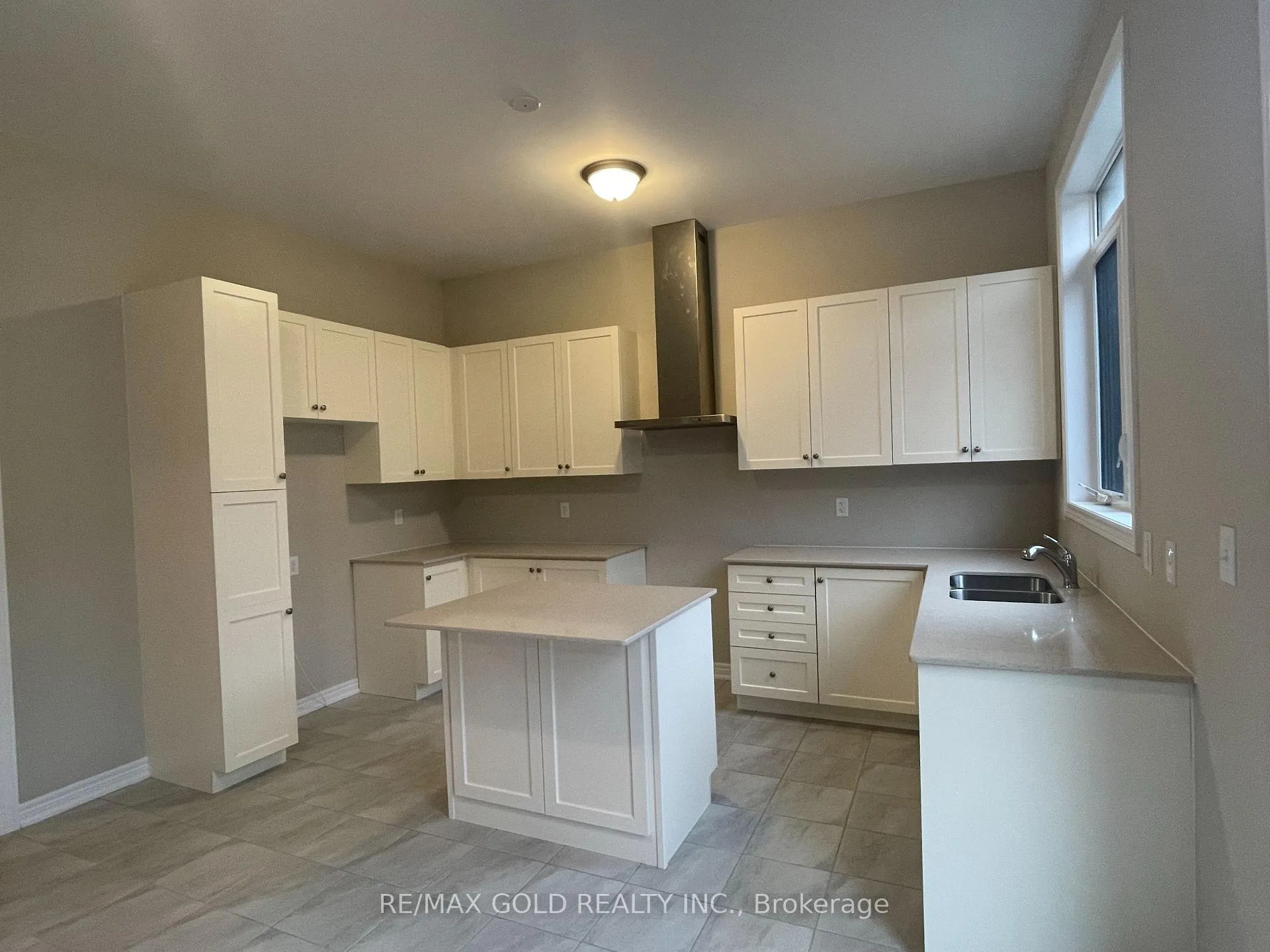 Photo 10 of Unit Upper Lvl, 7 Junior Road, Brampton, Northwest Brampton — HOMEH