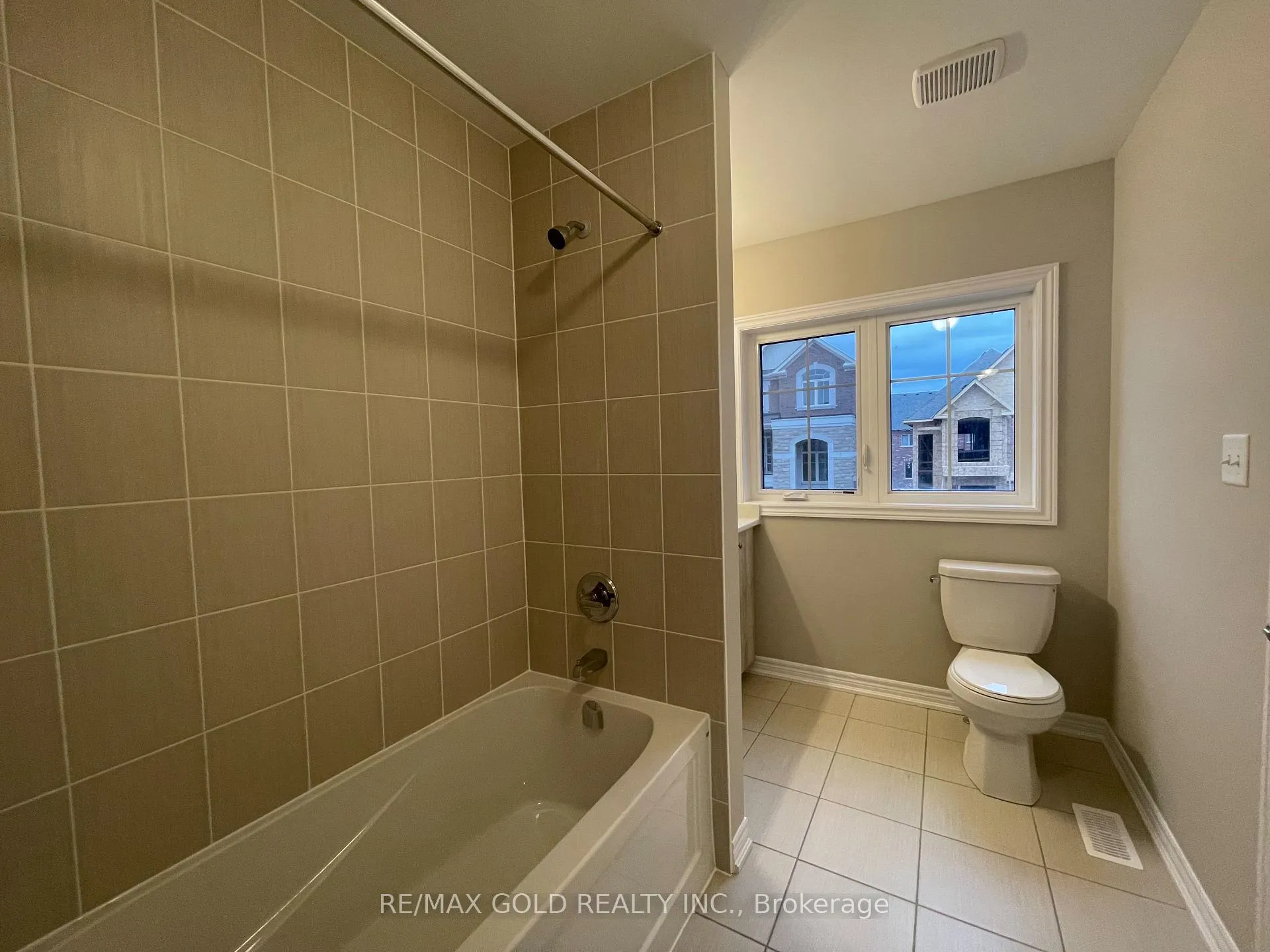 Photo 16 of Unit Upper Lvl, 7 Junior Road, Brampton, Northwest Brampton — HOMEH