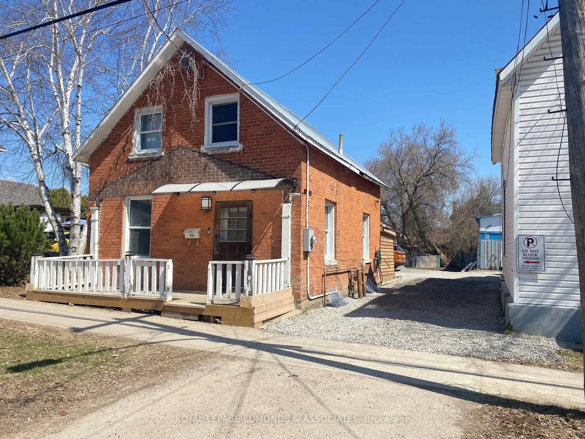 Front of 375 Christie Street S
