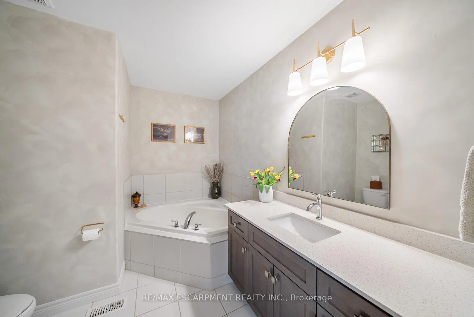 Photo 37 of 69 John Frederick Drive, Hamilton, Meadowlands — HOMEH