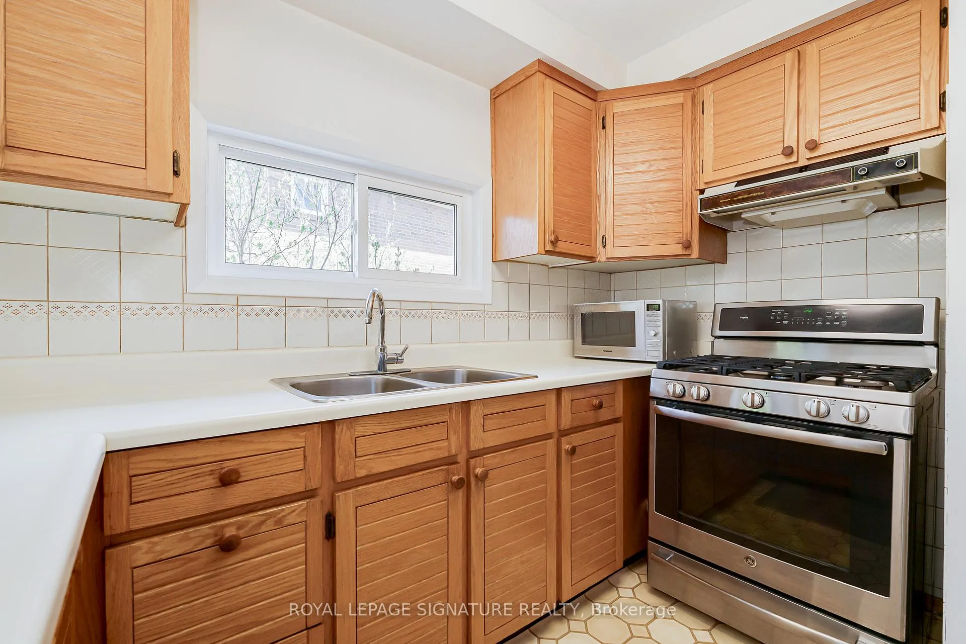 Photo 13 of 44 Harrington Crescent, North York, Bayview Woods-Steeles — HOMEH