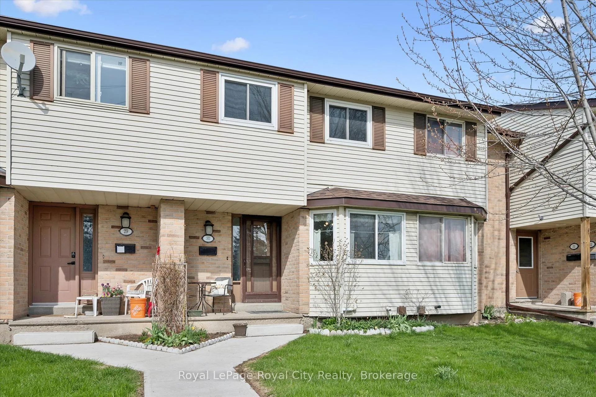 Photo 3 of Unit 30, 40 Silvercreek Parkway N, Guelph, Junction/Onward Willow — HOMEH