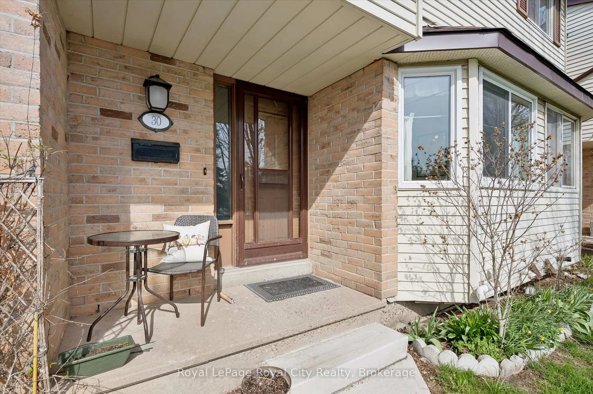 Photo 4 of Unit 30, 40 Silvercreek Parkway N, Guelph, Junction/Onward Willow — HOMEH