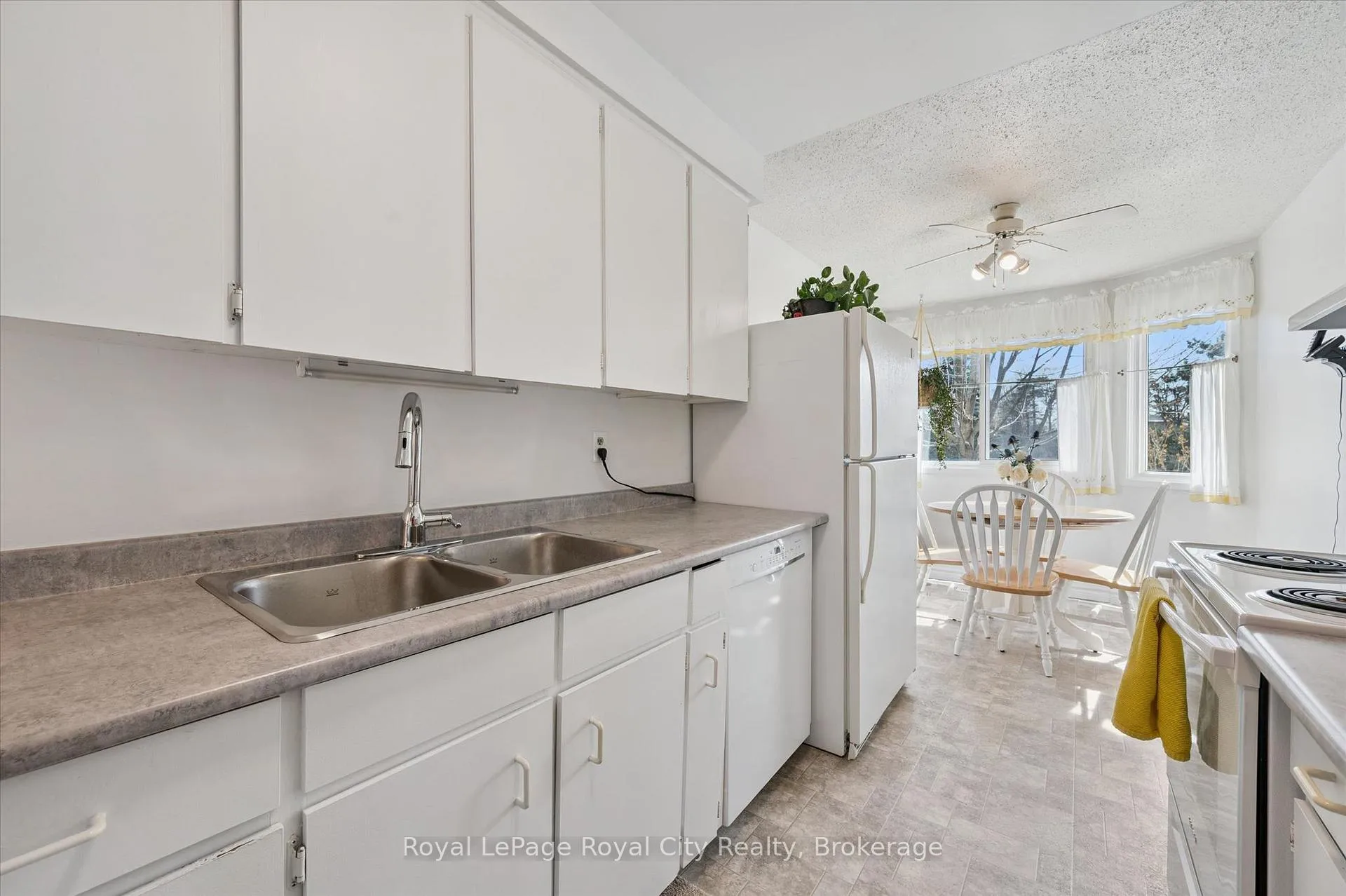 Photo 12 of Unit 30, 40 Silvercreek Parkway N, Guelph, Junction/Onward Willow — HOMEH
