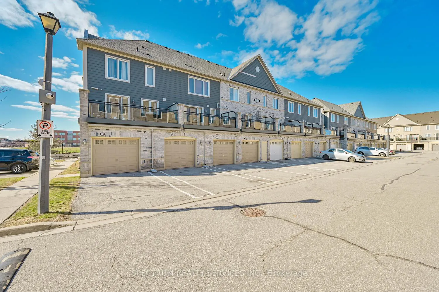 Photo 5 of Unit 23, 60 Fairwood Circle, Brampton, Sandringham-Wellington — HOMEH