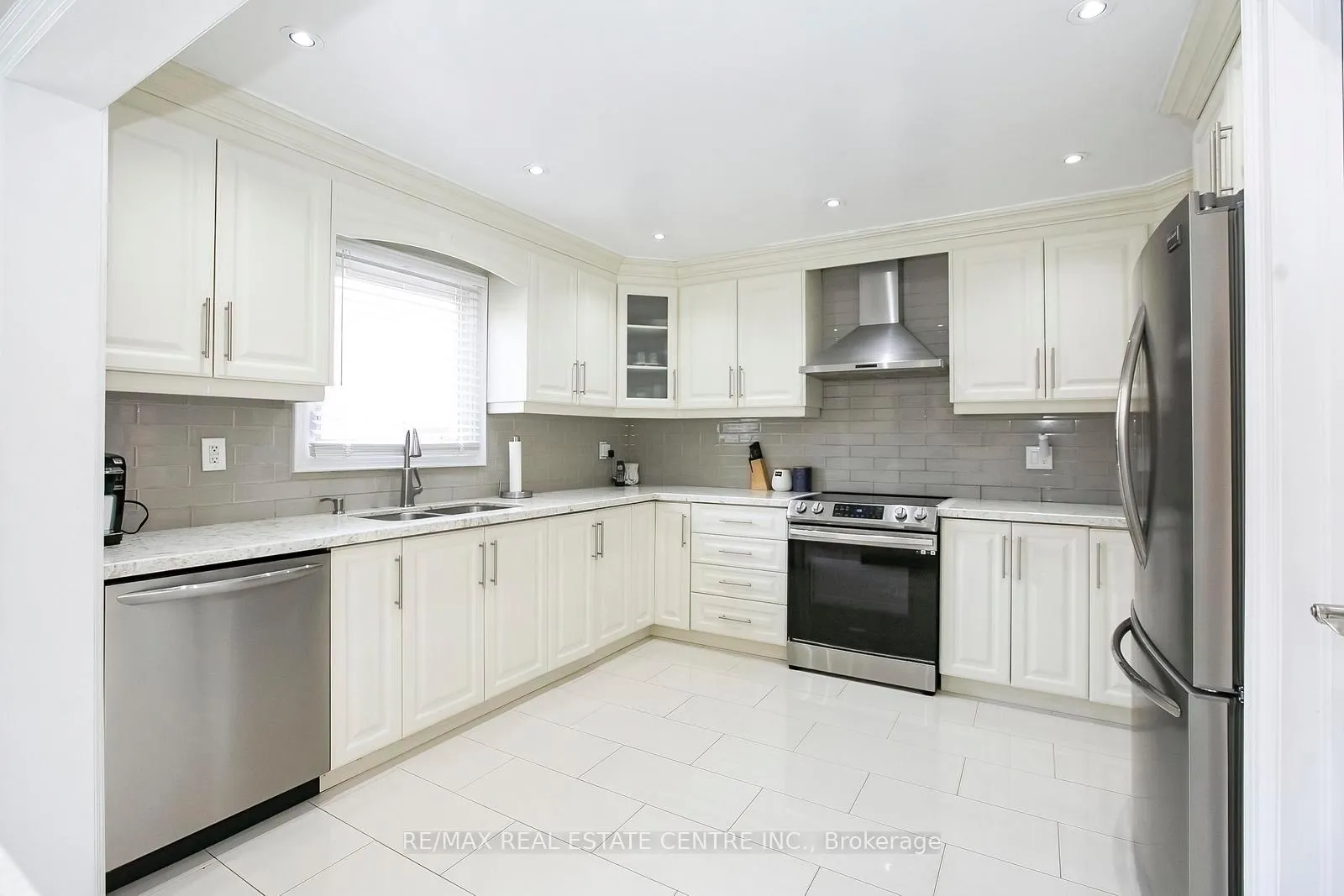 Photo 13 of 108 Moffatt Avenue, Brampton, Fletcher's West — HOMEH