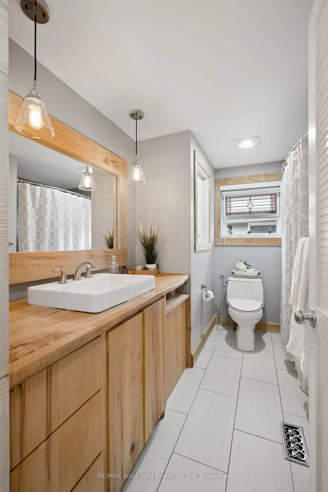 Photo 24 of 522 Glendene Crescent, Waterloo — HOMEH