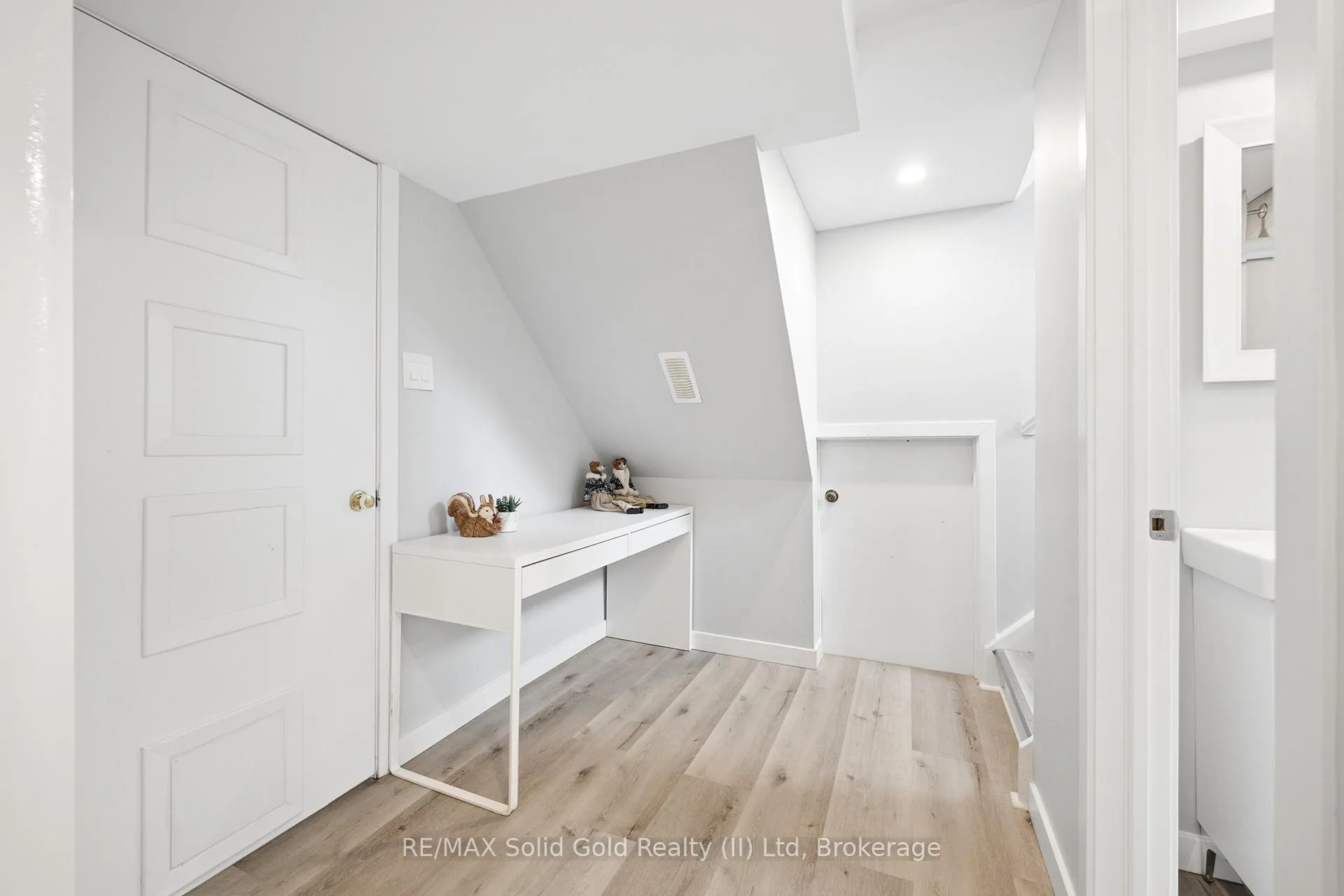 Photo 27 of 522 Glendene Crescent, Waterloo — HOMEH