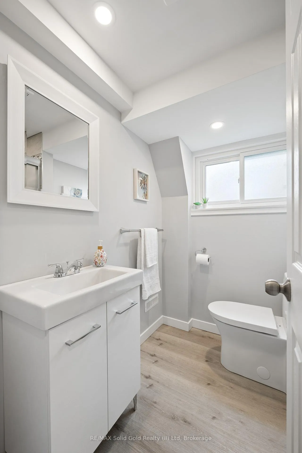 Photo 33 of 522 Glendene Crescent, Waterloo — HOMEH