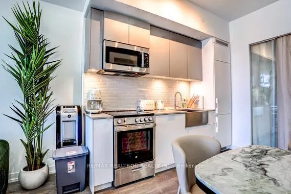 Photo 5 of 270 Dufferin Street, Toronto, High Park-Swansea — HOMEH