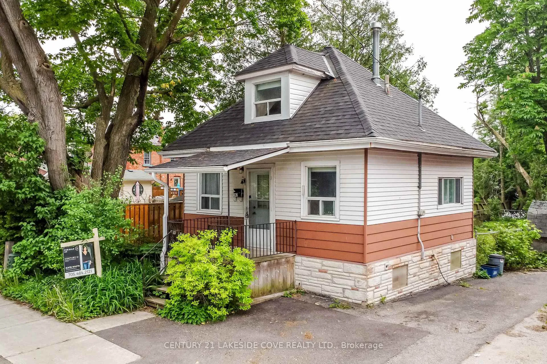 Front of 147 Dufferin Street