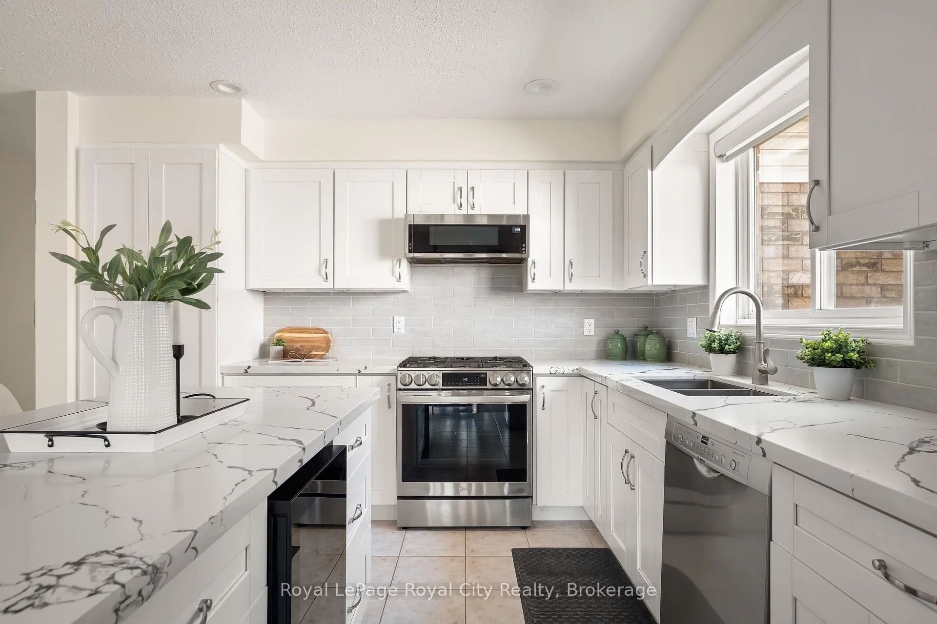Photo 5 of 118 Clairfields Drive W, Guelph, Clairfields/Hanlon Business Park — HOMEH