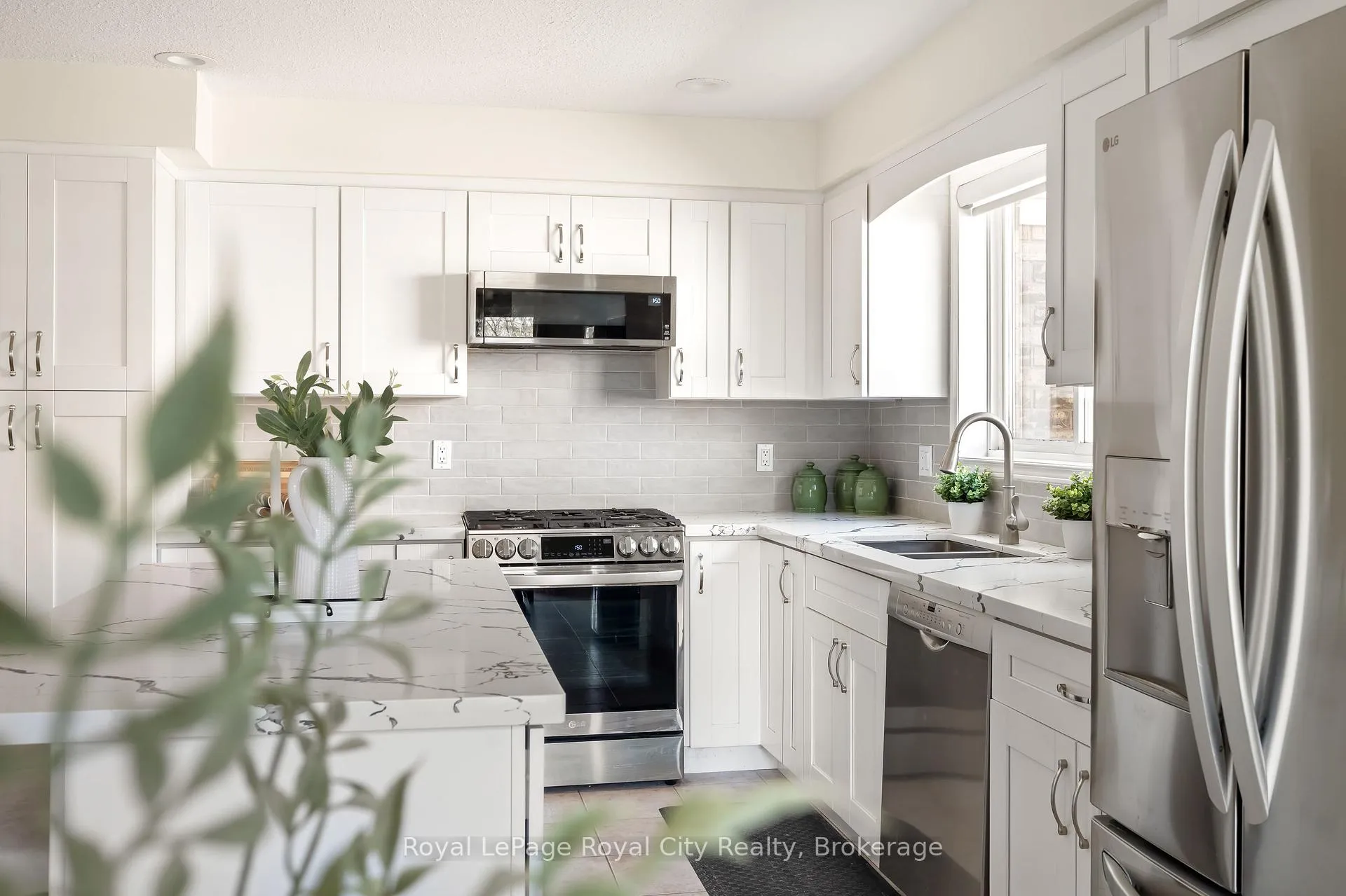 Photo 6 of 118 Clairfields Drive W, Guelph, Clairfields/Hanlon Business Park — HOMEH