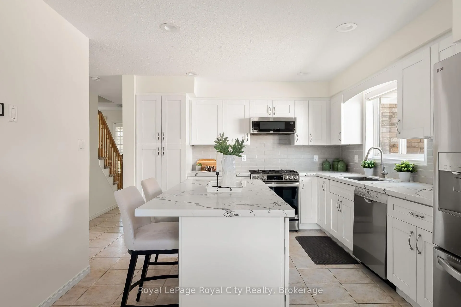 Photo 7 of 118 Clairfields Drive W, Guelph, Clairfields/Hanlon Business Park — HOMEH
