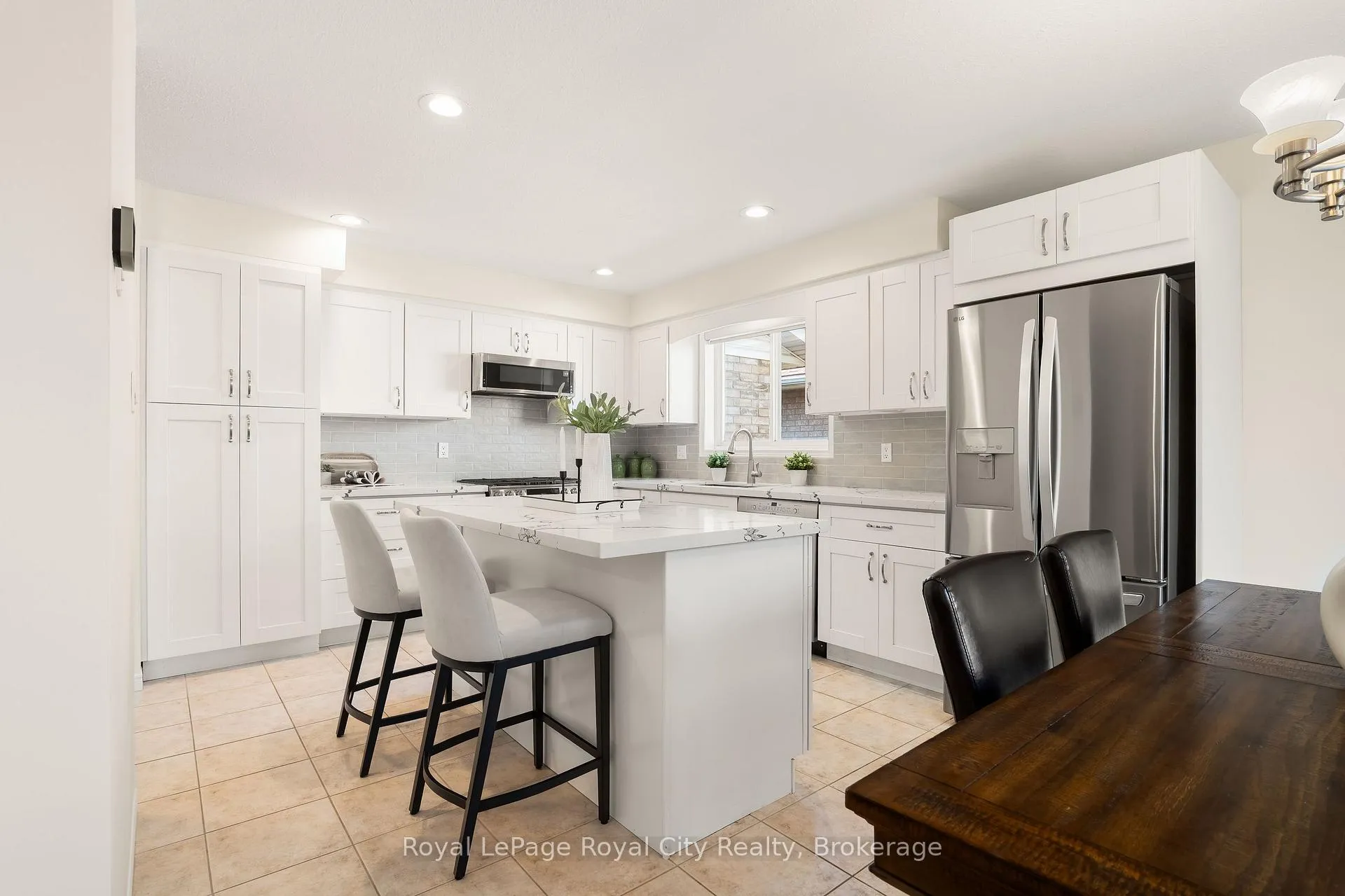 Photo 8 of 118 Clairfields Drive W, Guelph, Clairfields/Hanlon Business Park — HOMEH
