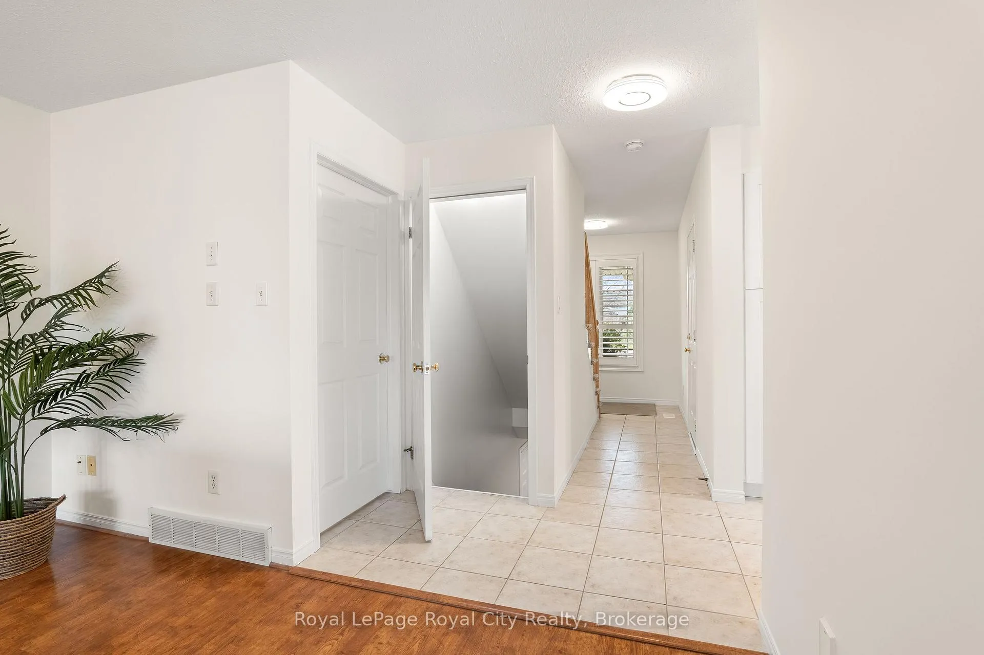 Photo 15 of 118 Clairfields Drive W, Guelph, Clairfields/Hanlon Business Park — HOMEH