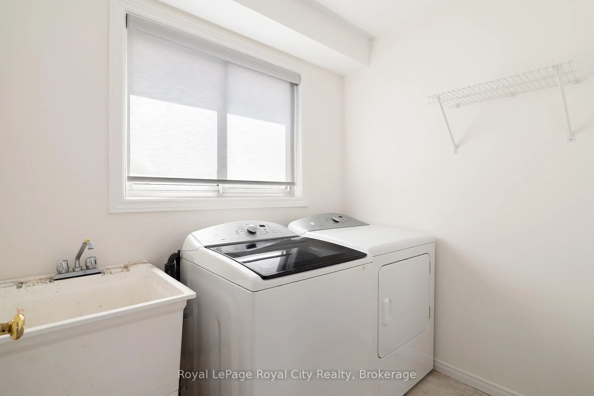 Photo 17 of 118 Clairfields Drive W, Guelph, Clairfields/Hanlon Business Park — HOMEH