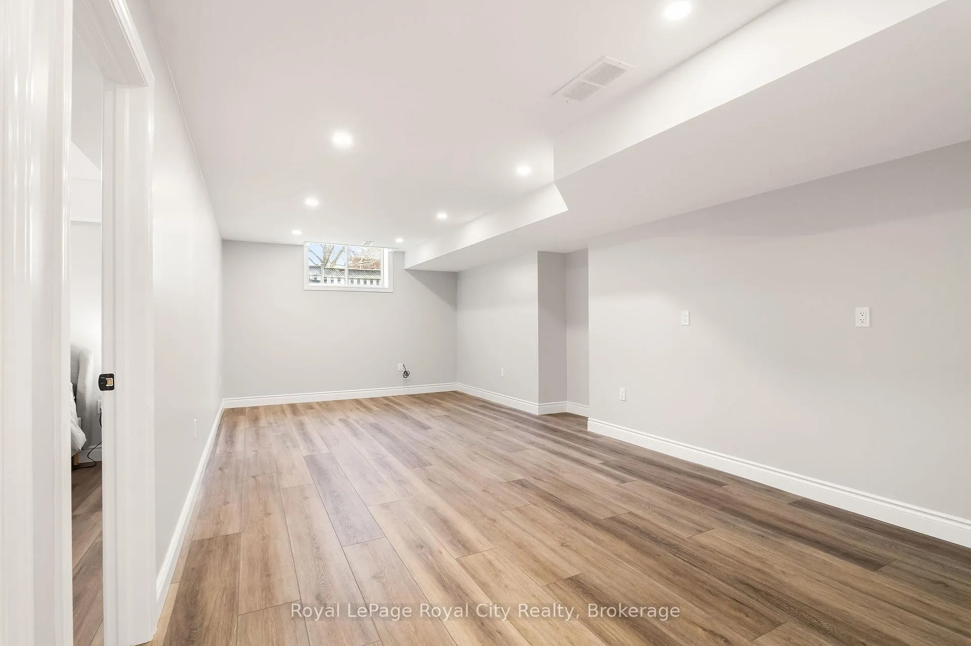 Photo 29 of 118 Clairfields Drive W, Guelph, Clairfields/Hanlon Business Park — HOMEH