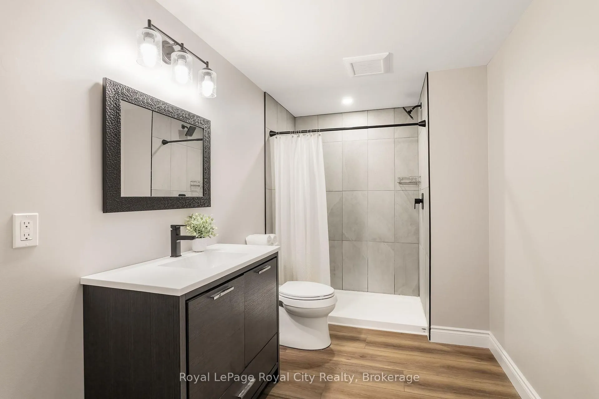 Photo 31 of 118 Clairfields Drive W, Guelph, Clairfields/Hanlon Business Park — HOMEH