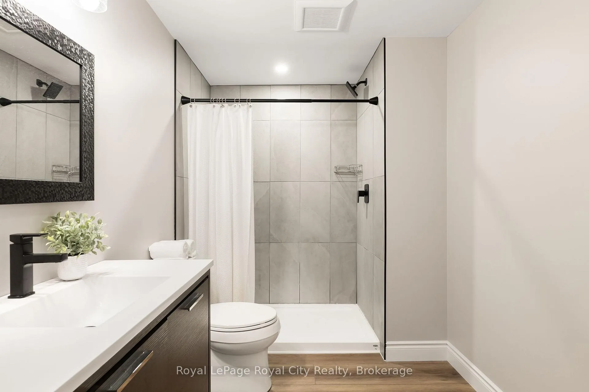 Photo 32 of 118 Clairfields Drive W, Guelph, Clairfields/Hanlon Business Park — HOMEH