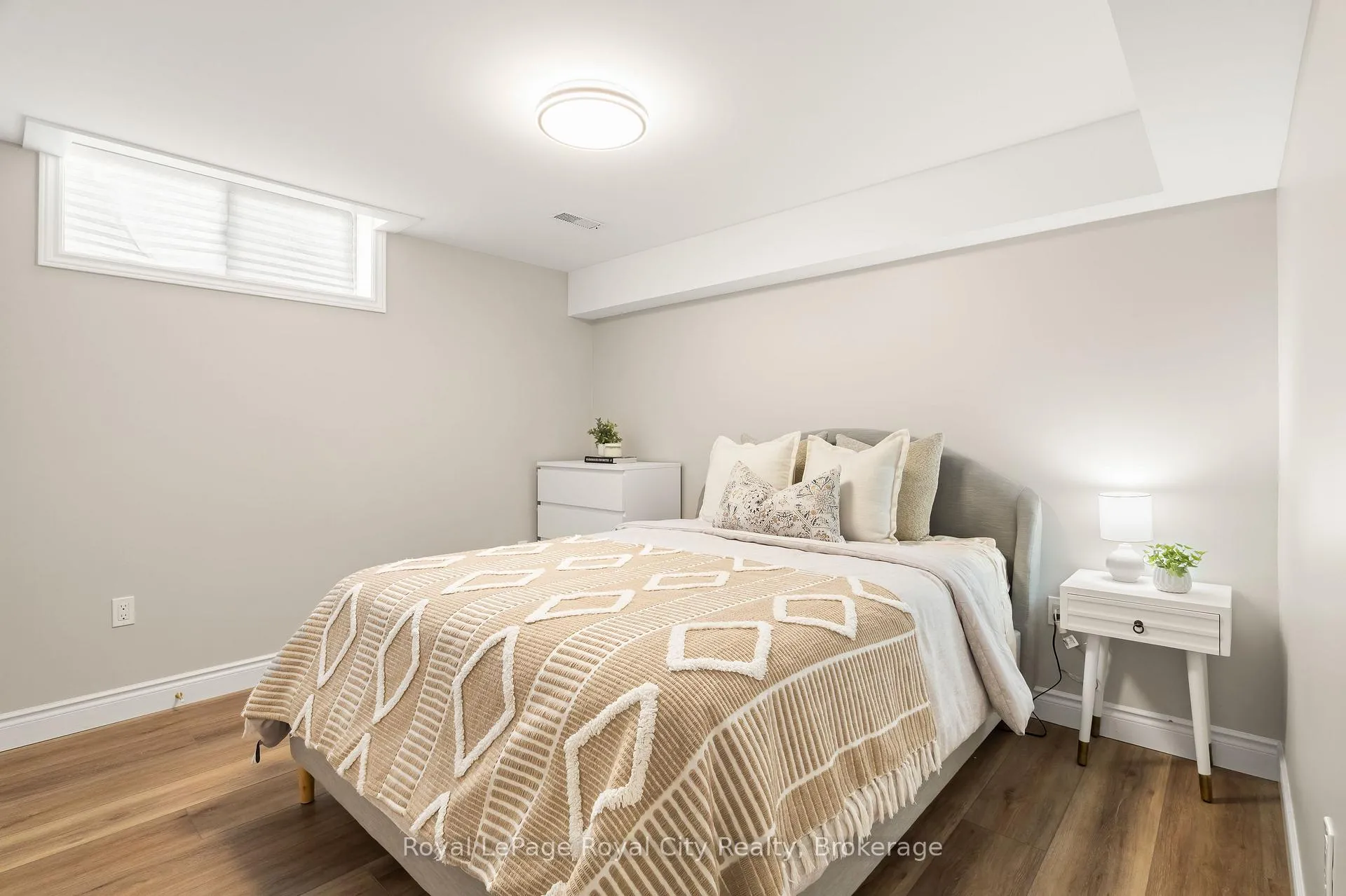 Photo 33 of 118 Clairfields Drive W, Guelph, Clairfields/Hanlon Business Park — HOMEH