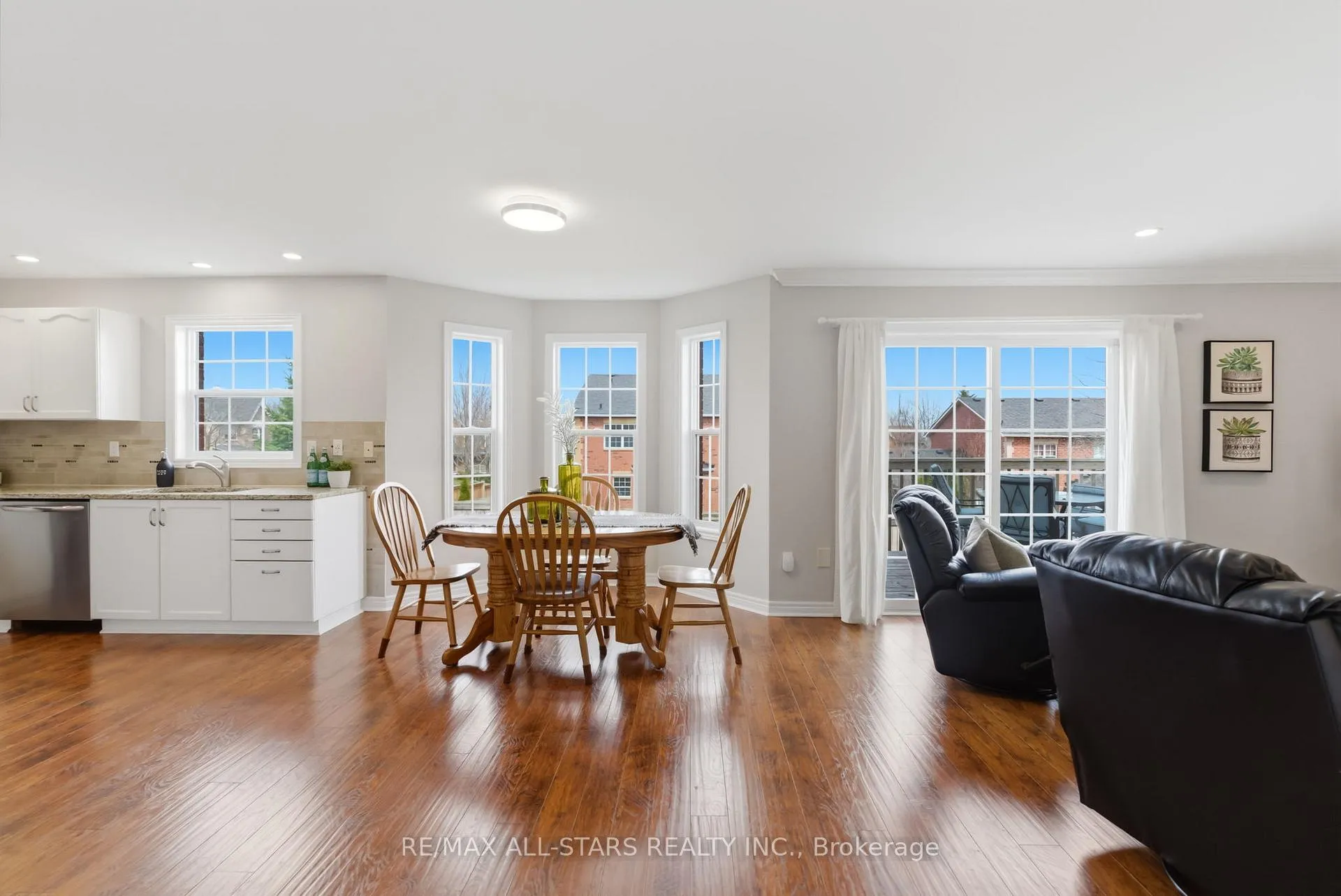 Photo 12 of 19 Galloway Crescent, Uxbridge — HOMEH