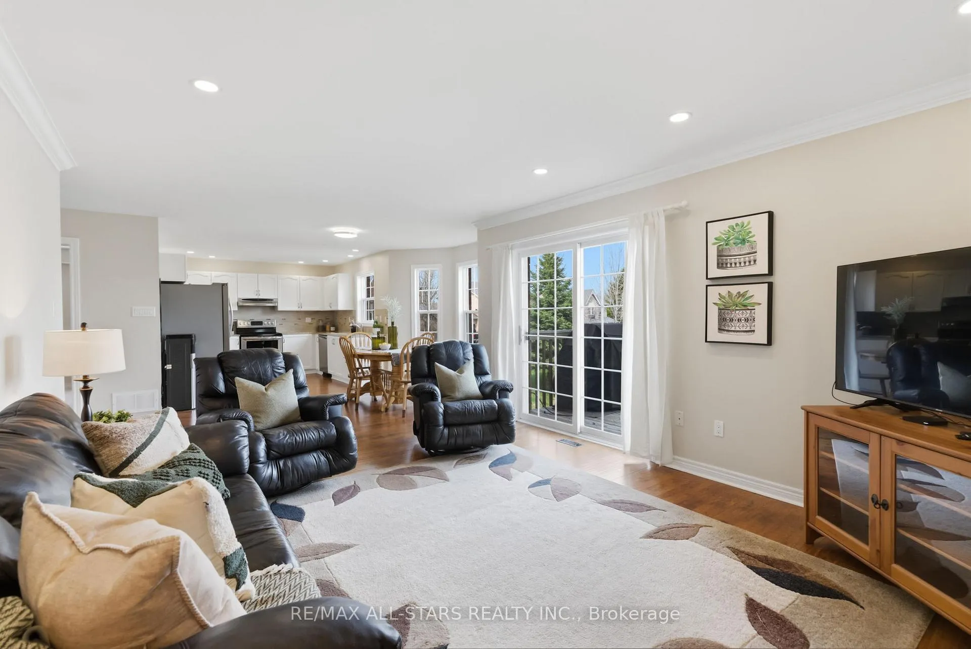 Photo 16 of 19 Galloway Crescent, Uxbridge — HOMEH