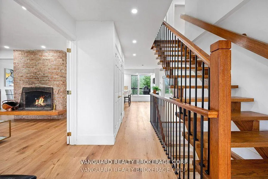 Photo 12 of 80 Kleins Crescent, Vaughan, Kleinburg — HOMEH