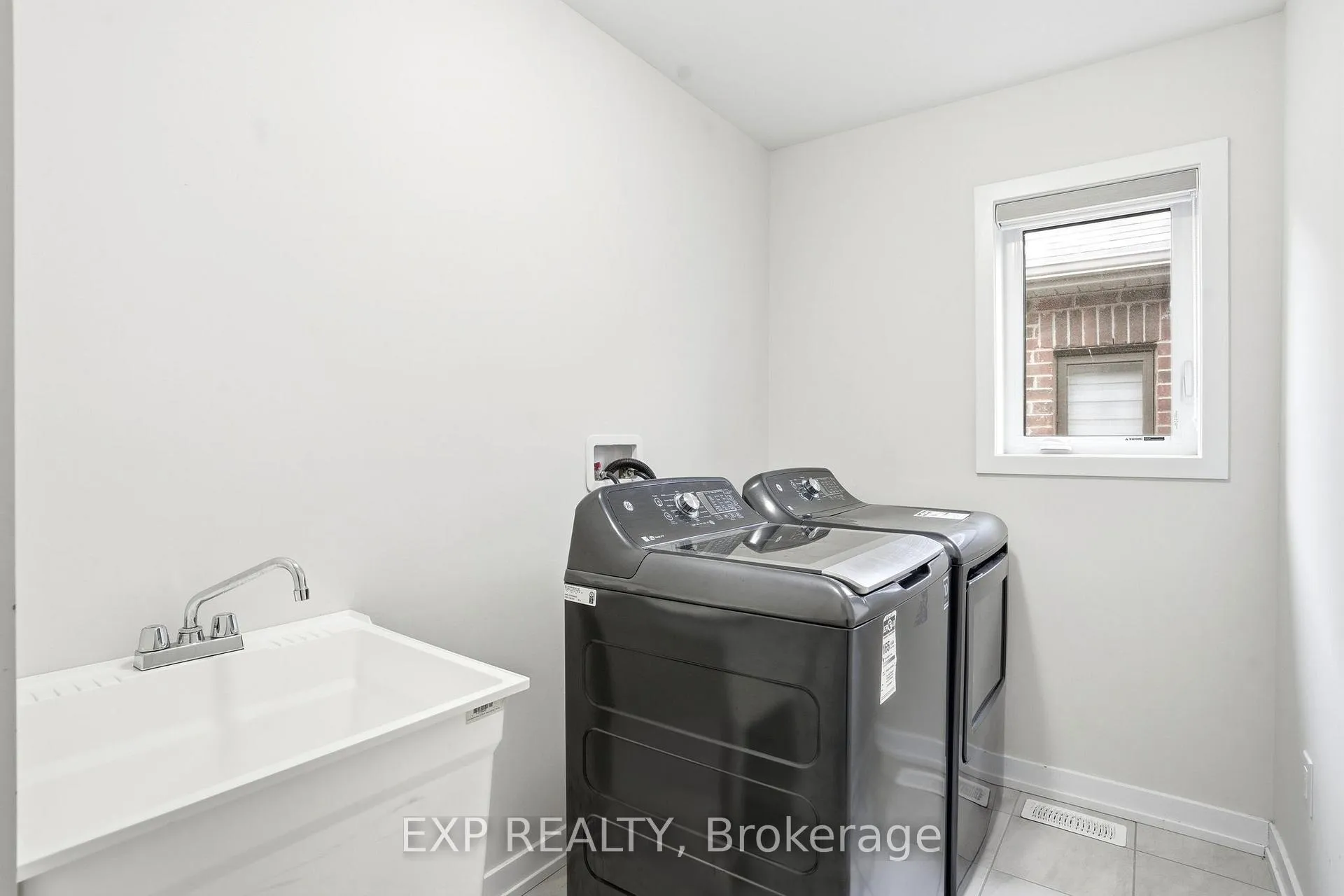 Photo 29 of 19 Hawick Crescent, Haldimand — HOMEH