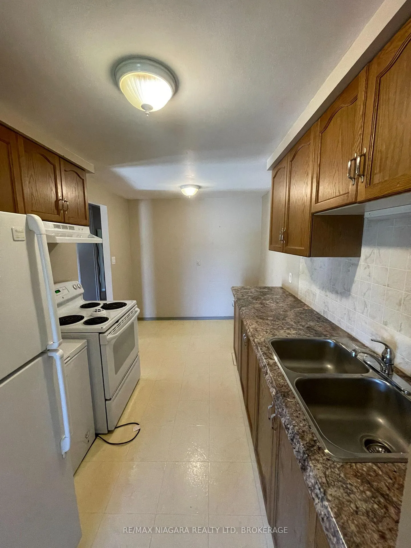 Photo 3 of 2 Baldwin Crescent, Thorold, Confederation Heights — HOMEH