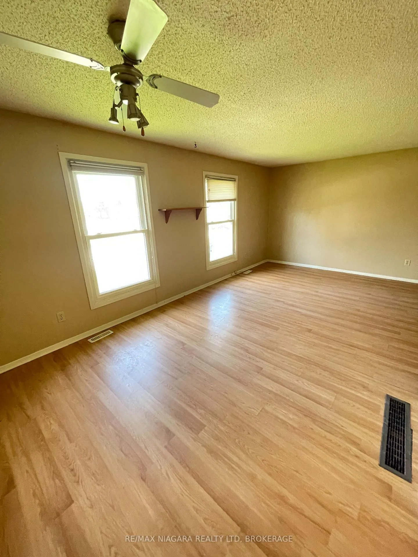 Photo 5 of 2 Baldwin Crescent, Thorold, Confederation Heights — HOMEH