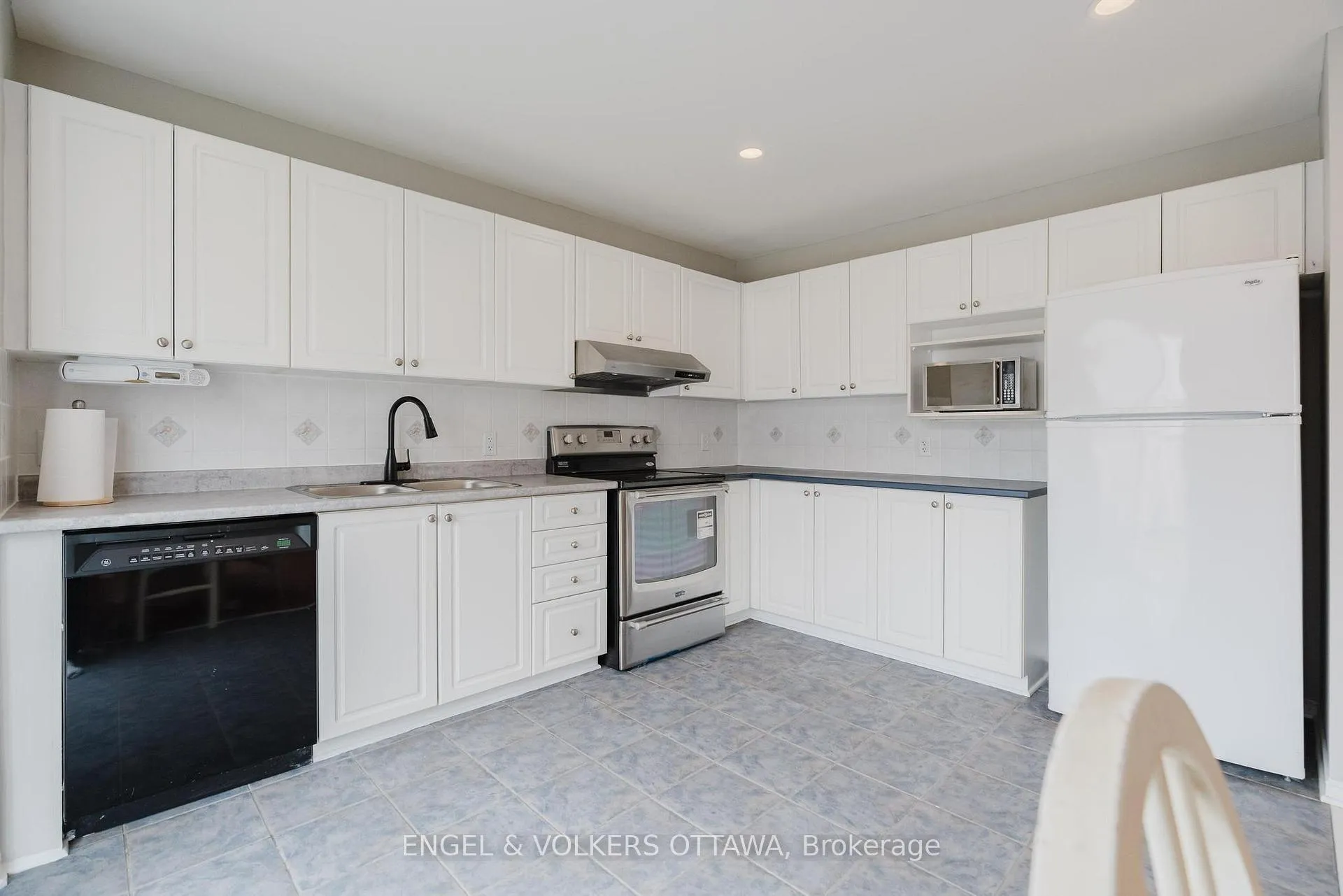 Photo 9 of 126 Ashmore Drive, Ottawa, Barrhaven - Strandherd — HOMEH