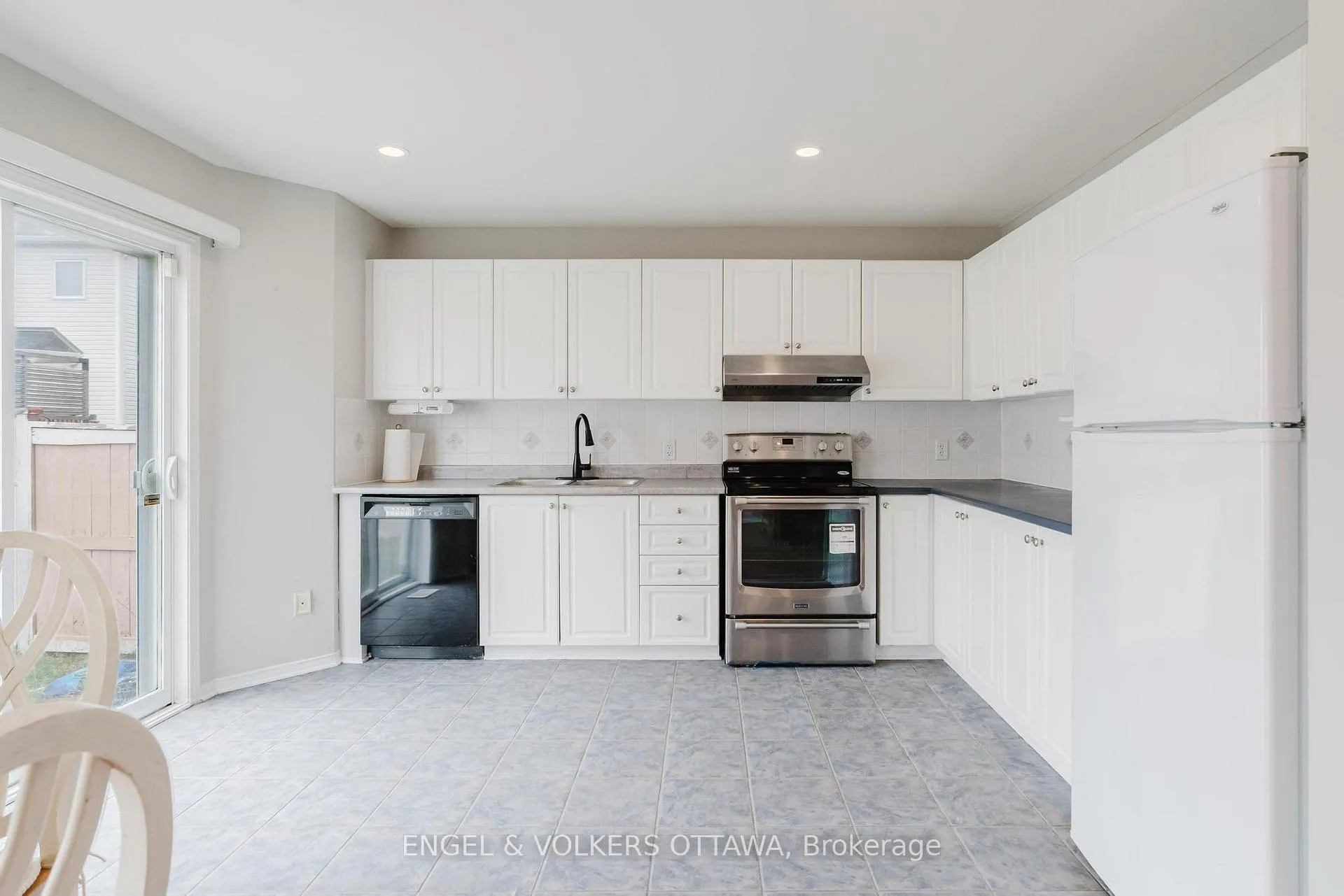 Photo 10 of 126 Ashmore Drive, Ottawa, Barrhaven - Strandherd — HOMEH