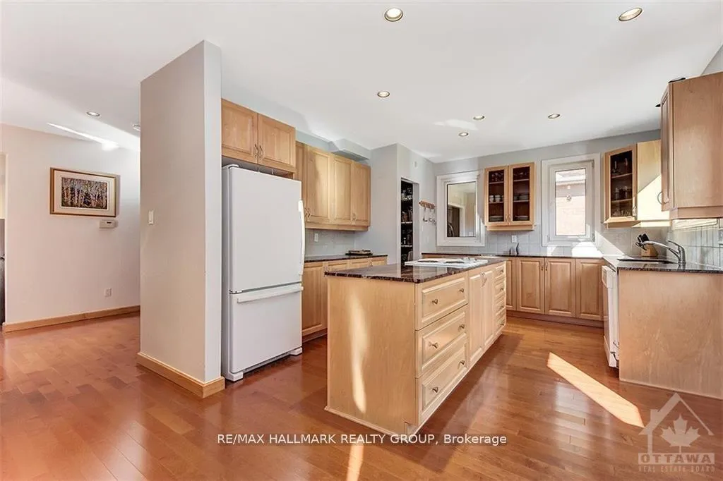 Photo 10 of 100 Delong Drive, Ottawa, Rothwell Heights — HOMEH