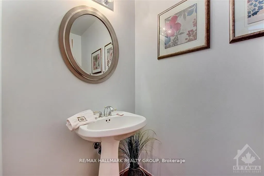 Photo 13 of 100 Delong Drive, Ottawa, Rothwell Heights — HOMEH