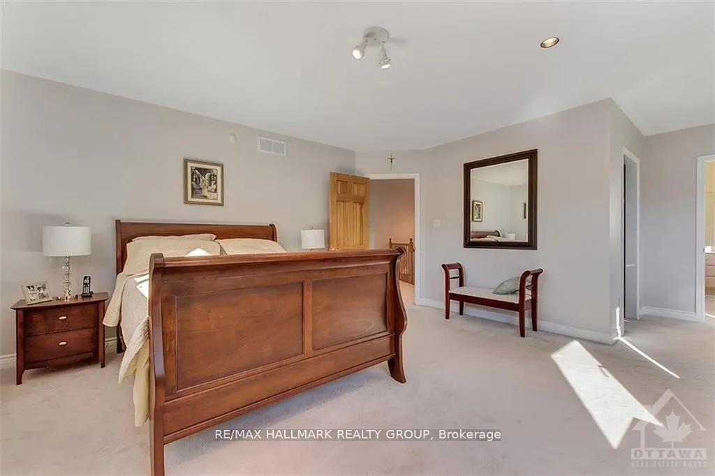 Photo 14 of 100 Delong Drive, Ottawa, Rothwell Heights — HOMEH