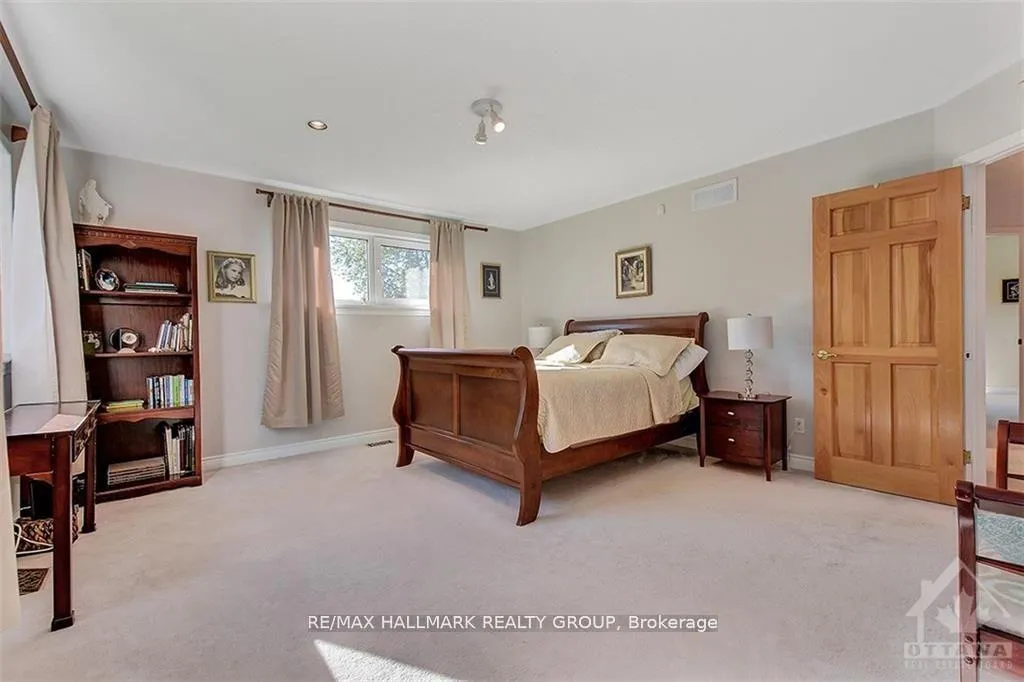 Photo 15 of 100 Delong Drive, Ottawa, Rothwell Heights — HOMEH