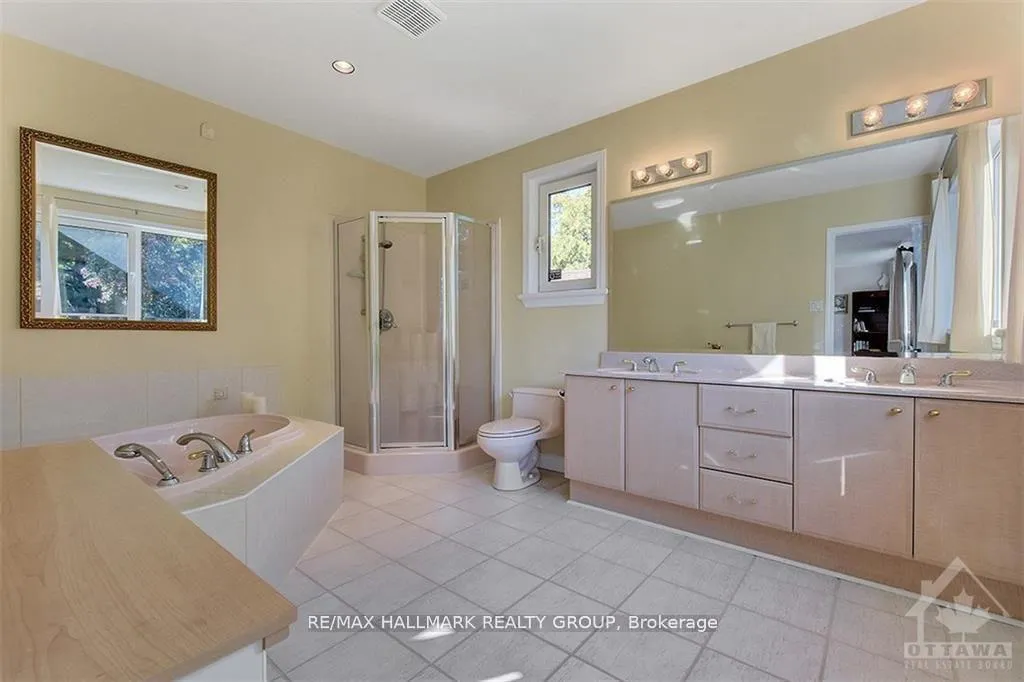 Photo 16 of 100 Delong Drive, Ottawa, Rothwell Heights — HOMEH