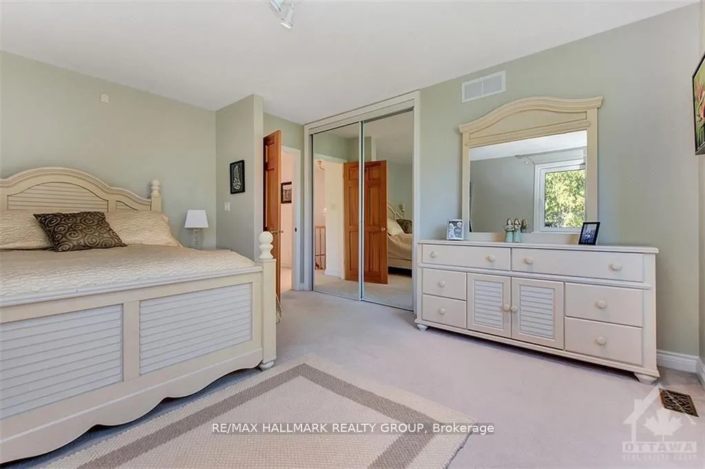 Photo 17 of 100 Delong Drive, Ottawa, Rothwell Heights — HOMEH