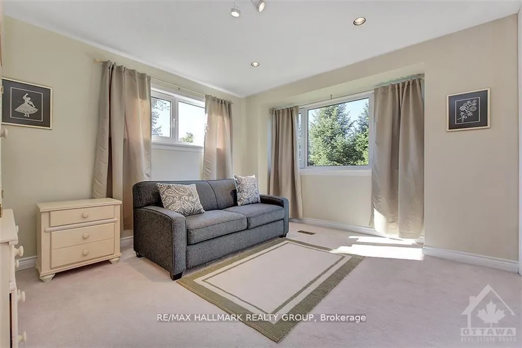 Photo 19 of 100 Delong Drive, Ottawa, Rothwell Heights — HOMEH