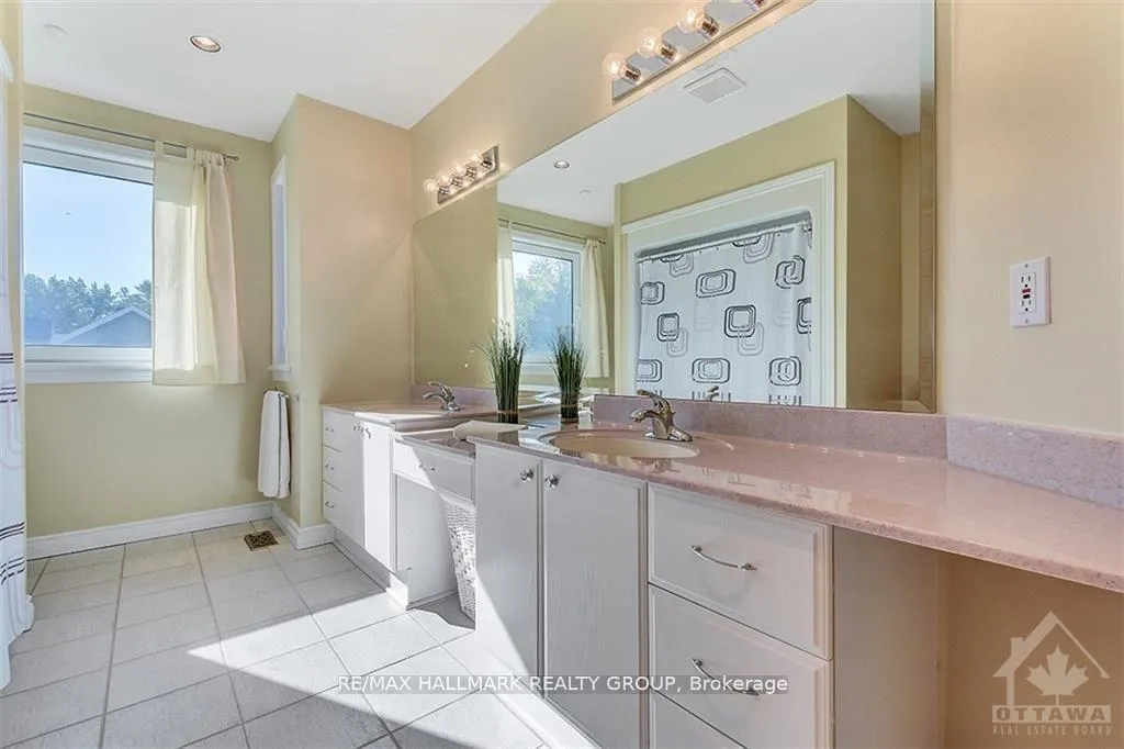 Photo 21 of 100 Delong Drive, Ottawa, Rothwell Heights — HOMEH