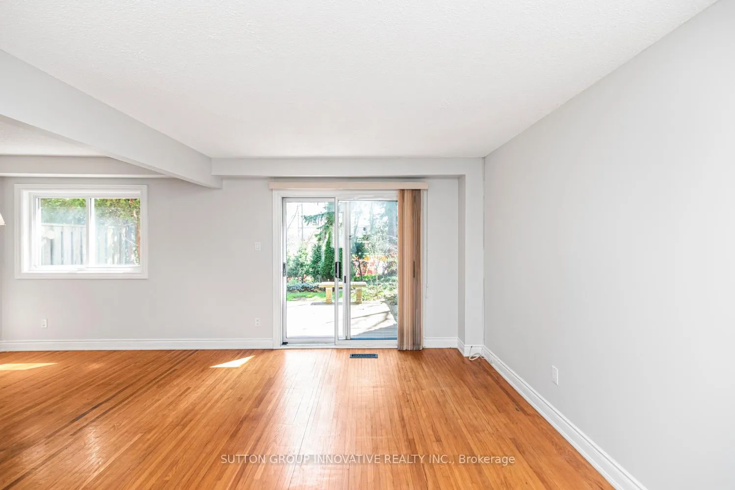 Photo 8 of Unit 4, 457 Woodview Road, Burlington, Roseland — HOMEH