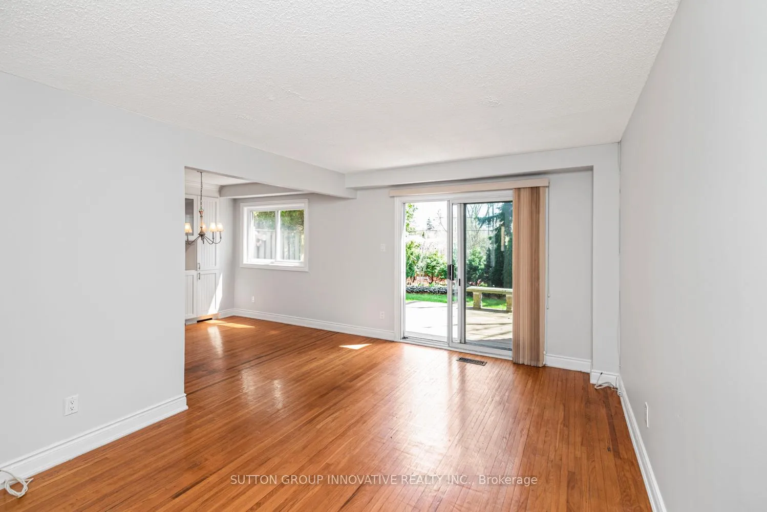 Photo 9 of Unit 4, 457 Woodview Road, Burlington, Roseland — HOMEH